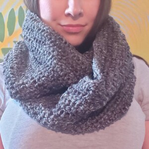 Crochet Infinity Scarf - Pattern in French only