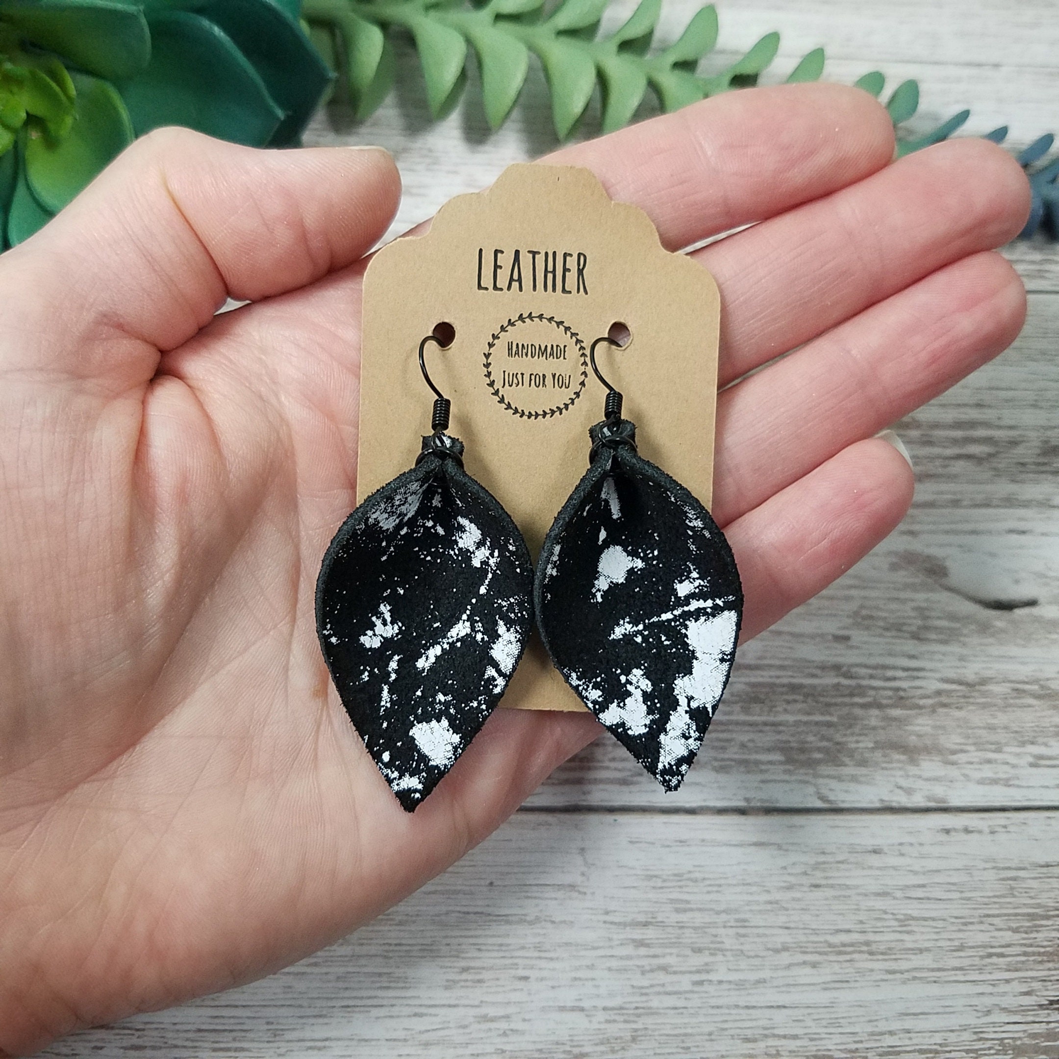 L&N Rainbery Orecchini A Goccia In Finta Pelle | Pendenti Metallici Con Foglie | 2 Paia | Leggeri E Colorati