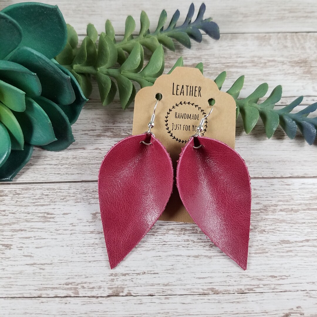 【新品未使用】maisoncelon fallen petal pierce Raspberry Pink Worn Leather Pinched Leaf Earrings/genuine