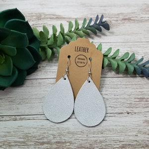 Brincos pequenos de lágrima de camurça prateada metálica branca/brincos de folhas de couro com pétalas brilhantes/presente de aniversário para menores de 10 anos/brincos pendentes