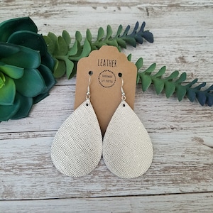 Brincos de couro em formato de lágrima de prata e platina/Brincos de prata texturizados em formato de pétala/Presente para ela com menos de 10 anos/Brincos de couro macio com pingente