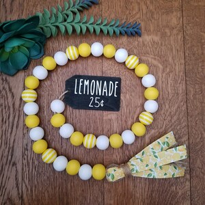 Guirlande de perles de bois de ferme / guirlande perlée de citron / décor de table de pays / plateau à plusieurs niveaux décor / décor de maison d’été / décor jaune et blanc