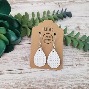 Kolczyki w kształcie łezki z białej skóry, wzór linii