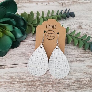 Petites boucles d'oreilles en forme de larme en cuir blanc, motif linéaire