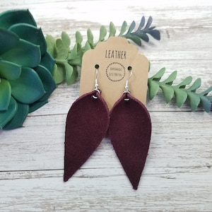 Boucles d&#39;oreilles longues feuilles pincées en daim rouge bordeaux foncé/Boucles d&#39;oreilles en cuir pétales souples/Cadeau pour elle de moins de 10 ans/Boucles d&#39;oreilles pendantes et pendantes