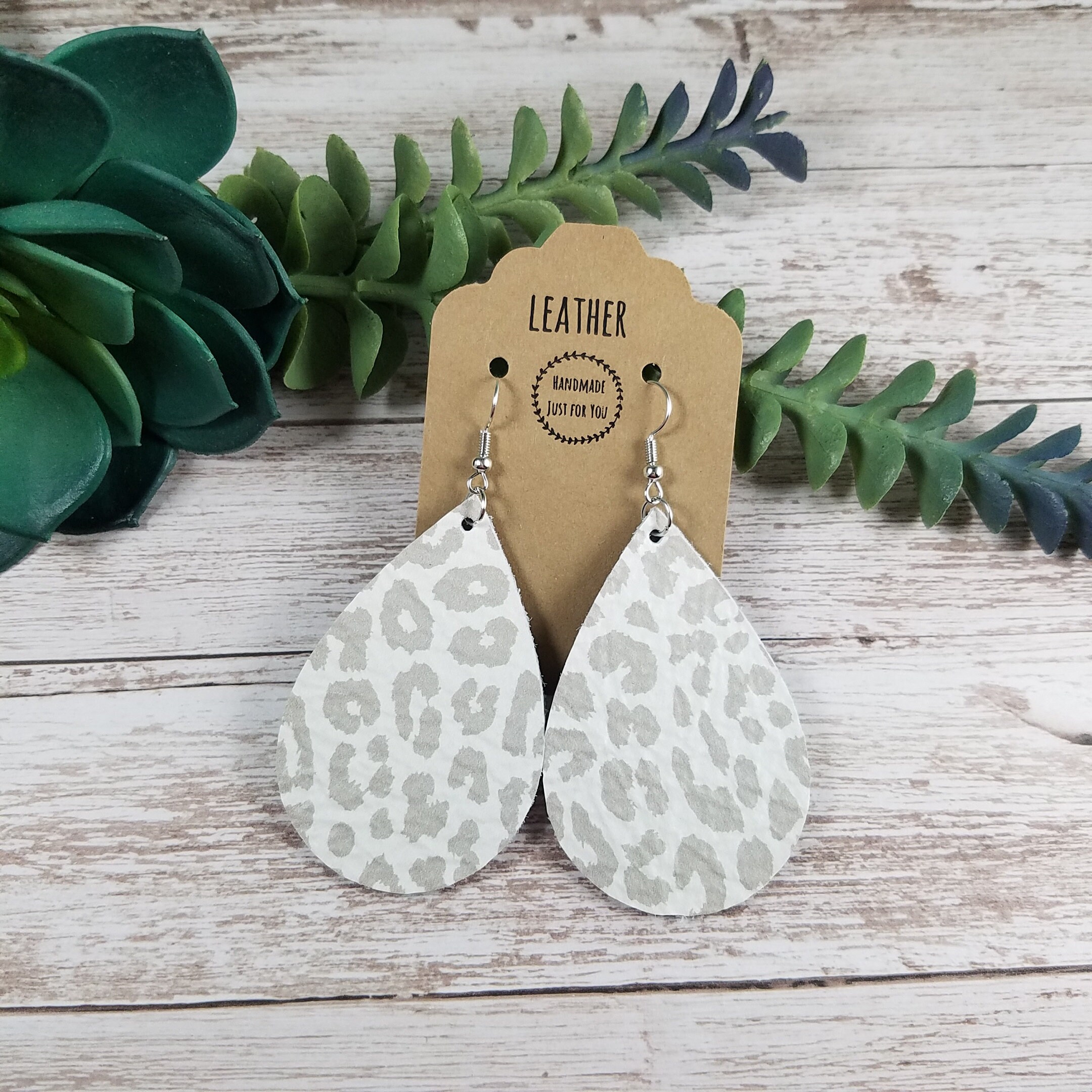 Orecchini in pelle leggera in finta pelle a forma di foglia