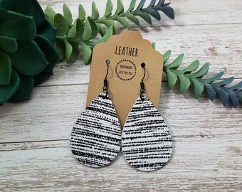Kleine zwart-witte druppelvormige leren oorbellen