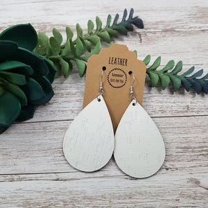 Druppeloorbellen van wit kurk, lichtgewicht hangoorbellen, beige leer op achterkant