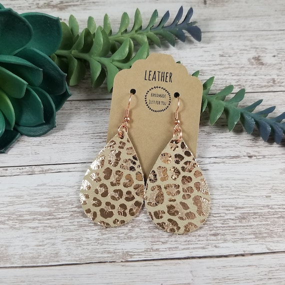 Piccoli orecchini a goccia in pelle beige con stampa leopardata color oro rosa, design animalier - Italia