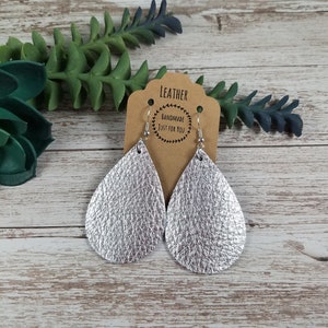 Brincos de couro prateado metálico em formato de lágrima/Brincos de pétala com textura macia/Presente para ela com menos de 10 anos/Acessórios de joias de couro pendurados e pendentes