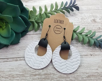 Witte ronde leren oorbellen met zwarte accenten