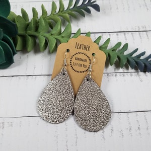 Piccoli orecchini a goccia in pelle grigia in metallo metallico di pistola / orecchini a petali morbidi / regalo per lei sotto i 10 anni / accessori per gioielli in pelle pendente
