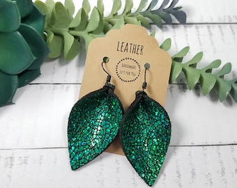 Petites boucles d'oreilles feuille pincées en daim scintillant vert émeraude métallisé/cadeau pour elle de moins de 10 ans/boucles d'oreilles pendantes goutte pétale/bijoux en cuir de déclaration