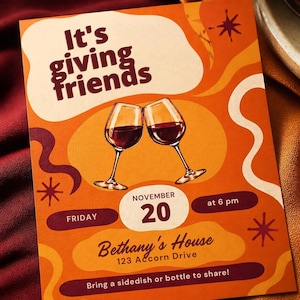 Op de afbeelding: Een oranje uitnodigingskaart met twee klinkende wijnglazen. De tekst luidt: It's giving friends, Friday, November 20 at 6 pm, Bethany's House, 123 Acorn Drive, en Bring a sidedish or bottle to share! Inclusief sterren als accent.