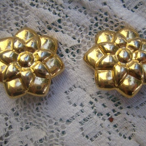 vintage Bright Gold « VENDOME » Clip On Earrings... Design floral... Bijoux de fleurs légers ... VENDOME de collection