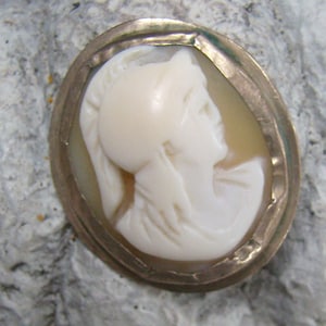 Antique/Vintage Roman Soldier Cameo Ring...Silver Tone Metal...Shell Backing...Size 8...Needs Repair