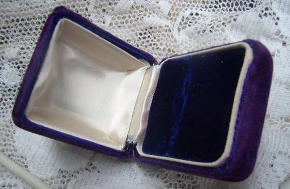 Vintage Purple Velvet Presentation Ring Box....Ro