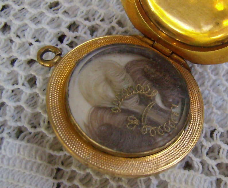 Antikes Viktorianisches Medaillon: Geprägtes Blumenmuster, Haarzöpfe Bild 8