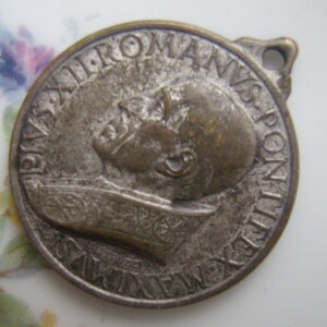 Vintage kristen medalj påven Pius XII, cirka 1958....Hängande medalj helig berlock