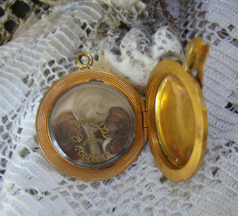 Antikes Viktorianisches Medaillon: Geprägtes Blumenmuster, Haarzöpfe Bild 6