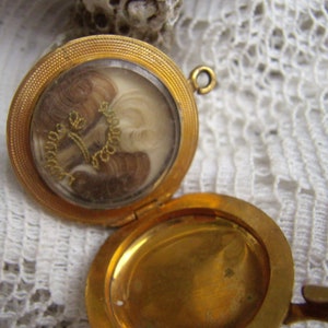 Antikes Viktorianisches Medaillon: Geprägtes Blumenmuster, Haarzöpfe Bild 10