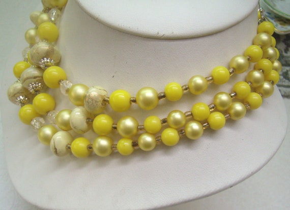 1950s Three-Strand Beige and Yellow Pearlised and Plastic Necklace