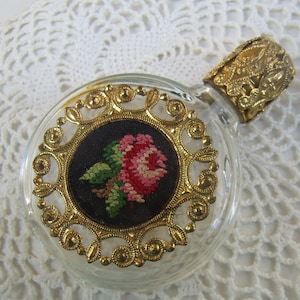 AUSVERKAUF... Jugendstil Vintage 1920er Jahre Miniatur Parfum Flasche... Petit Point Rose... Vergoldeter filigraner Stopper und Borte