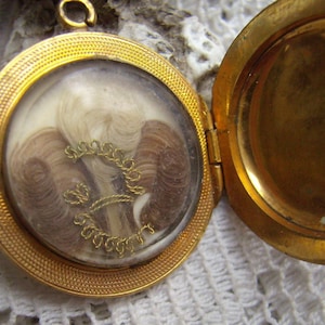 Antikes Viktorianisches Medaillon: Geprägtes Blumenmuster, Haarzöpfe Bild 1