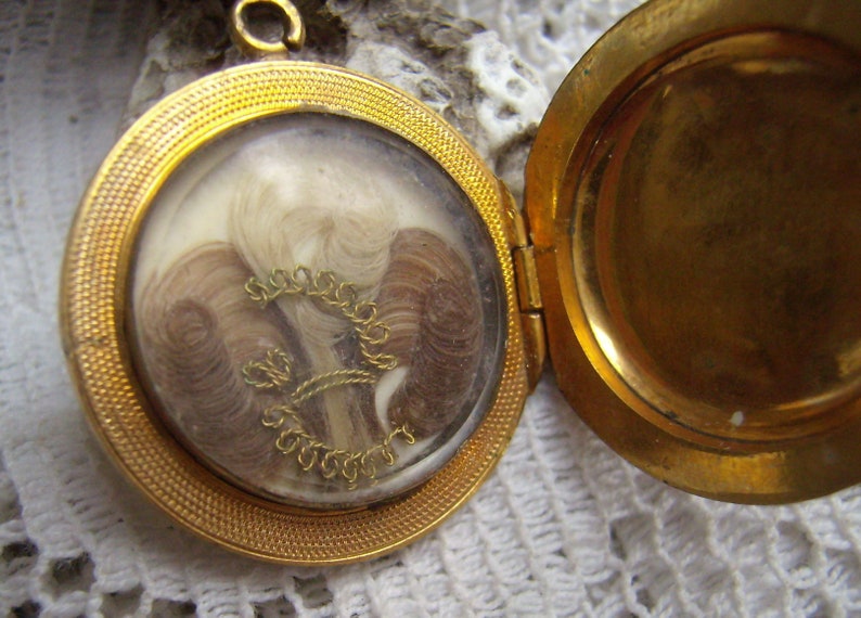 Antikes Viktorianisches Medaillon: Geprägtes Blumenmuster, Haarzöpfe Bild 1