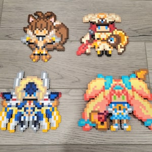 Puede incluir: Cuatro figuras de arte de píxeles hechas con cuentas de colores. Las figuras son de personajes de anime con diferentes peinados, ropa y accesorios.