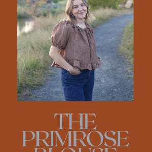 Könnte beinhalten: Eine braune Bluse mit gerafftem Ausschnitt, kurzen Puffärmeln und einem gerüschten Saum, kombiniert mit einer dunkelblauen Jeans. Der Text auf dem Bild lautet: THE PRIMROSE BLOUSE by mindful mae A PRINTLESS PATTERN.