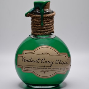 Könnte beinhalten: Eine runde, grüne Glasflasche mit der Aufschrift "Verdant Envy Elixir". Die Flasche hat einen Korken, der mit grünem Wachs versiegelt und mit Schnur umwickelt ist. Der Text lautet: "Verwandelt Neid in Motivation für persönliches Wachstum."