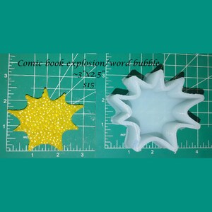 Puede incluir: Un molde de silicona para hacer una burbuja de palabra de explosión de cómic. El molde es azul claro y mide aproximadamente 7,6 cm por 6,4 cm.