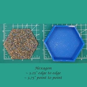 Puede incluir: Un molde de silicona azul para hacer un objeto hexagonal. El molde mide 3,25 pulgadas de borde a borde y 3,75 pulgadas de punta a punta.