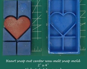 Op de afbeelding: Blauwe siliconen mal voor het maken van hartvormige wax melts. De mal is 5 cm bij 10 cm en heeft een hartvormige uitsnijding in het midden. De mal is verdeeld in secties om meerdere melts te maken.