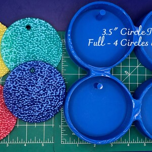 Op de afbeelding: Een blauwe plastic mal voor het maken van vier 3,5 inch ronde schalen. De mal heeft vier ronde uitsparingen met een pen in het midden van elk. De tekst "3.5" Circle Tray Full - 4 Circles w/Post" is op de mal gedrukt.