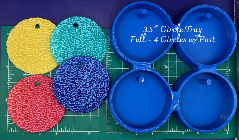 Op de afbeelding: Een blauwe plastic mal voor het maken van vier 3,5 inch ronde schalen. De mal heeft vier ronde uitsparingen met een pen in het midden van elk. De tekst "3.5" Circle Tray Full - 4 Circles w/Post" is op de mal gedrukt.