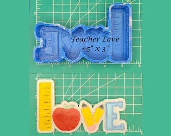 Puede incluir: Molde de silicona azul para hacer un letrero de "LOVE" con una regla, una manzana y un lápiz. El molde mide aproximadamente 5 pulgadas por 3 pulgadas.