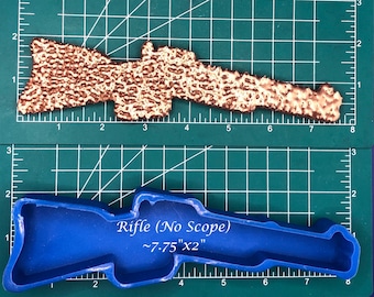 Puede incluir: Molde de silicona azul para hacer un pastel con forma de rifle u otras creaciones comestibles. El molde mide 19,7 cm de largo y 5 cm de ancho. El texto "Rifle (No Scope) ~7.75"x2"" está impreso en el molde.