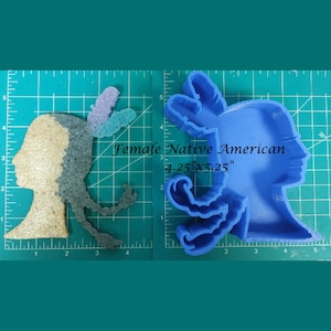 以下が含まれることがあります： 羽根飾りをしたネイティブアメリカンの女性のシルエットの青いプラスチック製の型。型は4.25インチ×5.25インチです。