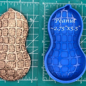 Puede incluir: Un molde de silicona azul en forma de cacahuete para hacer golosinas con forma de cacahuete. El molde mide aproximadamente 2,75 pulgadas por 5,5 pulgadas.