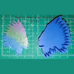 Peut inclure: Deux moules en silicone pour la fabrication de coiffes amérindiennes. Le moule de gauche mesure 3 pouces sur 5 pouces et est rempli de paillettes bleues, vertes et violettes irisées. Le moule de droite est bleu et mesure 3 pouces sur 5 pouces.