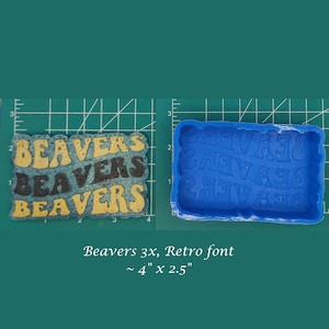 Puede incluir: Un molde de silicona azul para hacer manualidades de resina. El molde tiene forma de rectángulo y tiene la palabra "BEAVERS" escrita tres veces en una fuente retro. El molde mide aproximadamente 4 pulgadas por 2,5 pulgadas.