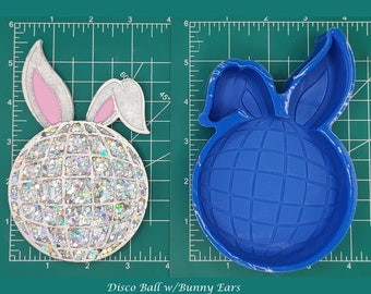 Op de afbeelding: Een blauwe siliconen mal om een discobal met konijnenoren te maken. De mal is 3,5 inch bij 5,5 inch.