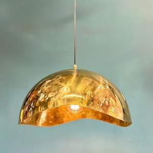 Lampada a sospensione GERA in ottone martellato – Lampada da soffitto moderna con cupola dorata, apparecchio di illuminazione a sospensione in stile metà secolo, illuminazione decorativa per isola cucina