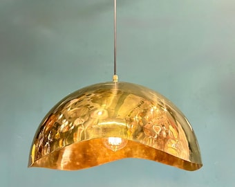 Lámpara colgante GERA de latón martillado: lámpara de techo moderna con cúpula dorada, luminaria colgante de mediados de siglo, decoración para islas de cocina.