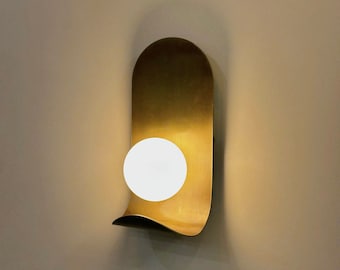 Aplique de pared individual PRADO de latón, estilo moderno de mediados de siglo – Luz de globo esmerilado