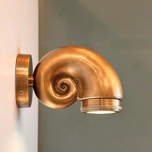 LIGNOU – Aplique de pared de latón fundido, lámpara de pared decorativa escultural con forma de concha hecha a mano / Arel Lighting