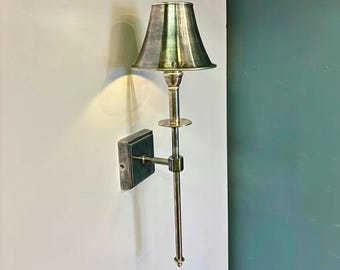 BUK – Aplique de pared de latón, lámpara clásica moderna con brazo vertical largo y pantalla cónica de metal, iluminación elegante hecha a mano / Arel Lighting