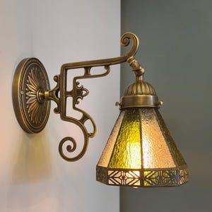 WELZ I Traditional Stained Glass Wall Sconce - Stained Glass Light Fixture, Wall Lighting, Wall Light, Classic Light